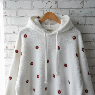 Kabát anyag TEDDY EMBROIDERY Strawberries white