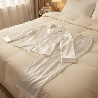Szatén off white