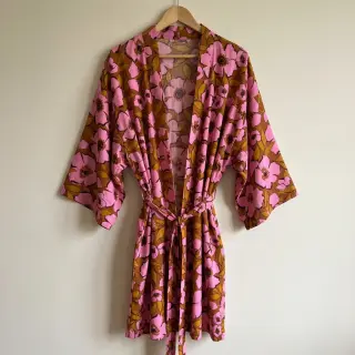 Pamutvászon SATIN Flower Kala caramel
