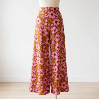 Pamutvászon SATIN Flower Kala caramel