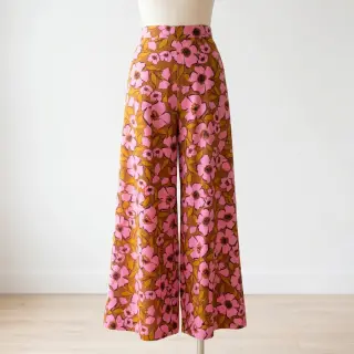 Pamutvászon SATIN Flower Kala caramel