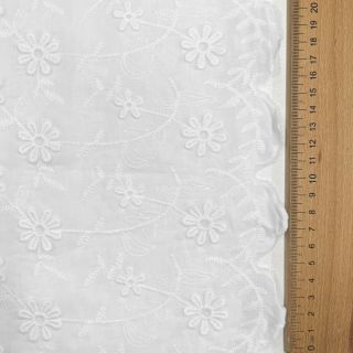 Pamutvászon EMBROIDERY Catchy daisy white