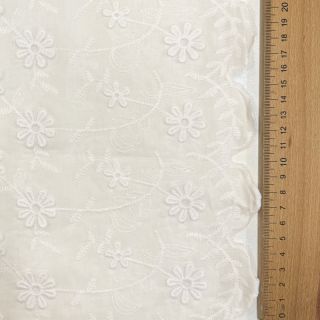 Pamutvászon EMBROIDERY Catchy daisy off white